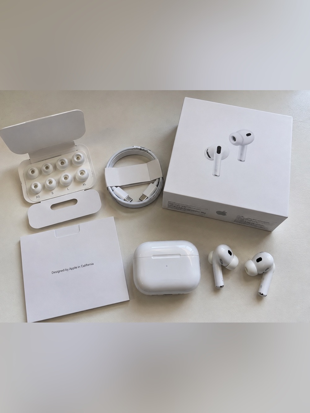 Apple White Wireless Earbuds with Charging Case and Accessories
AirPods Pro 3